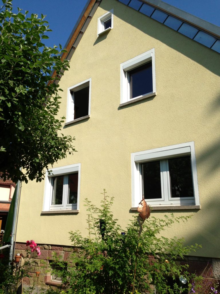 Vorbaurollladen-und-PVC-Fenster-weiß